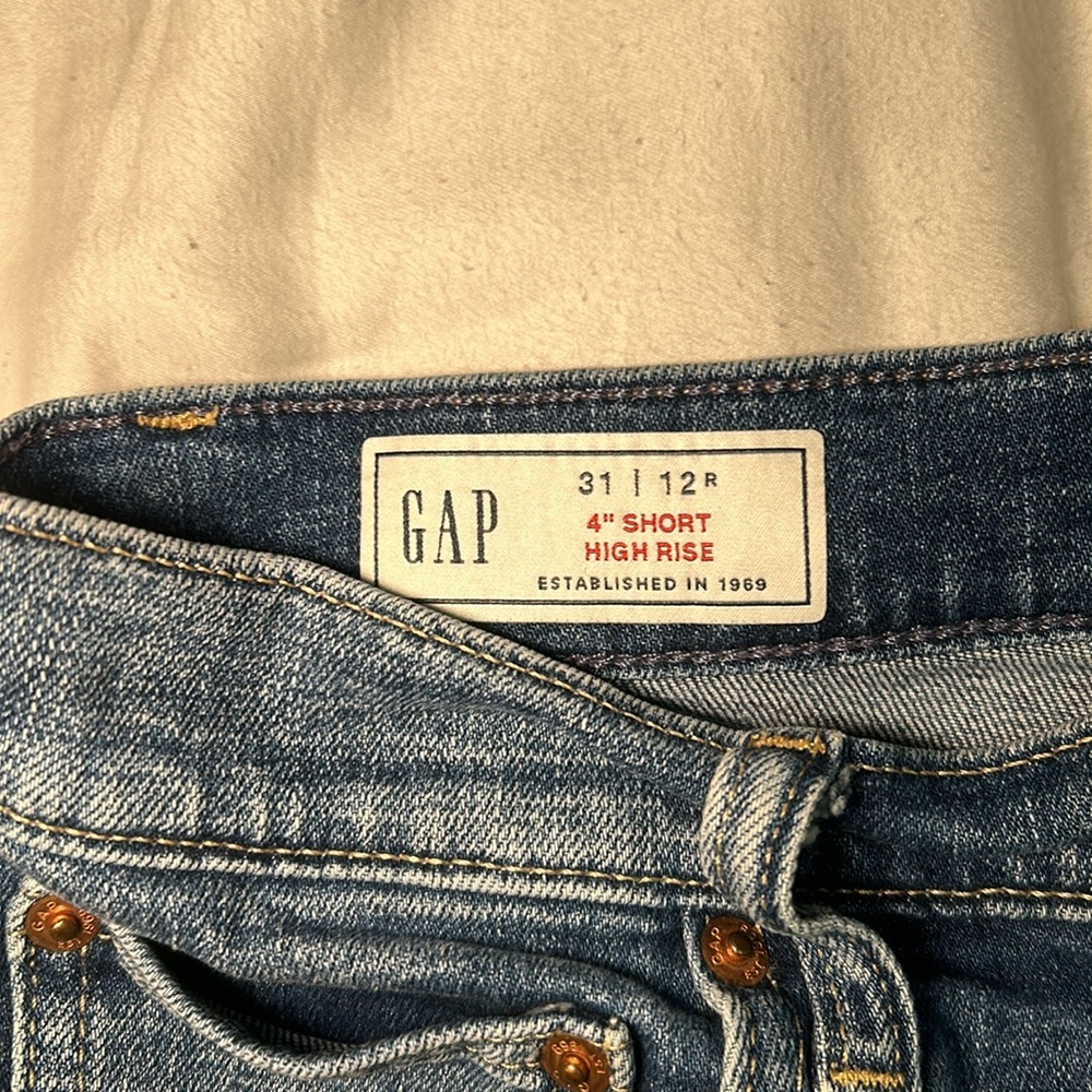 GAP HIGH RISE SHORTS - Picture 2 of 3